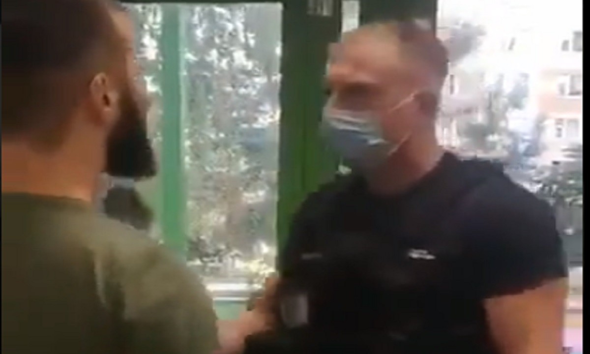 Ρωσία: Μουσουλμάνος εξτρεμιστής από τον Καύκασο, χωρίς μάσκα, πήγε να τσακωθεί με Ρώσο σεκουριτά.