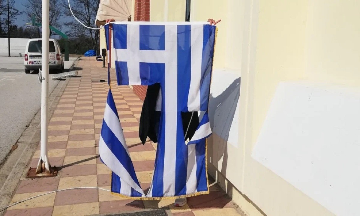 Μαθητές κουρέλιασαν την ελληνική σημαία