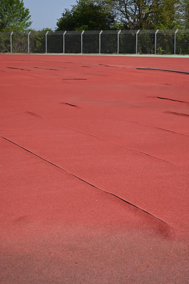 Δ.Α.Κ Δημήτριος Βικέλας Μακροχωρίου: Κόβουν το ταρτάν με χαρτοκόπτη για να μην σακατευτούν