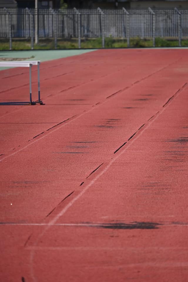 Δ.Α.Κ Δημήτριος Βικέλας Μακροχωρίου: Κόβουν το ταρτάν με χαρτοκόπτη για να μην σακατευτούν