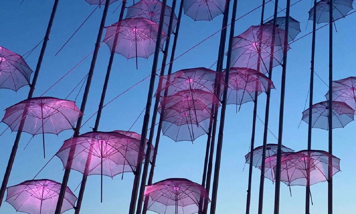 Θεσσαλονίκη: Με μωβ χρώμα φωτίστηκαν οι ομπρέλες του Ζογγολόπουλου (vid)