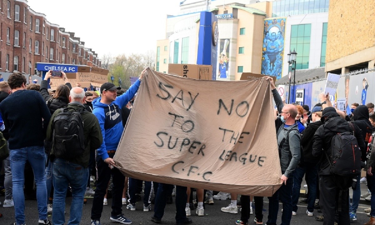 Τσέλσι: Πορεία οπαδών κατά της European Super League – Τα «γυρίζει» ο σύλλογος (vid)