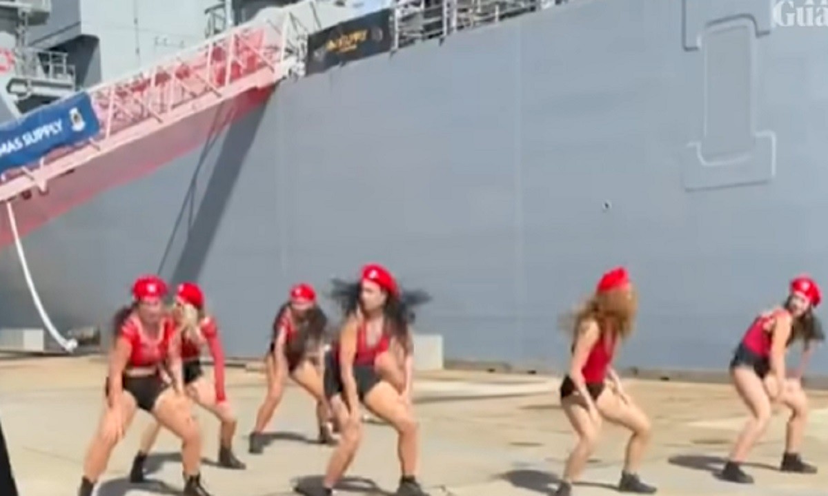 Έκαναν twerking στην παρουσίαση νέου πολεμικού πλοίου