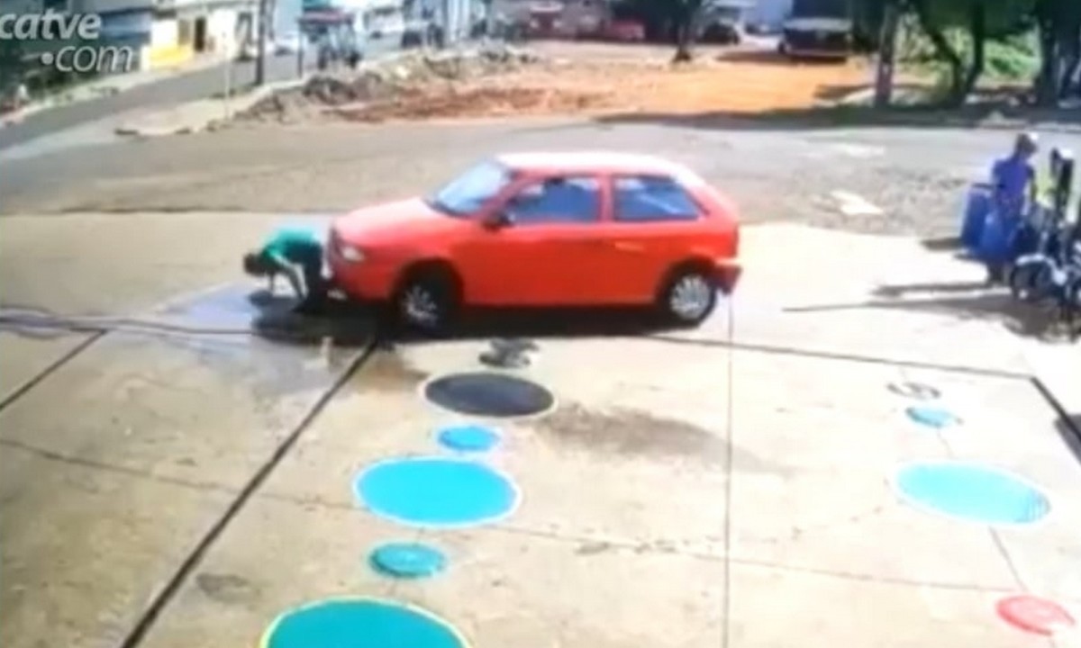 Βίντεο σοκ: Αυτοκίνητο περνάει πάνω από εργαζόμενο βενζινάδικου (vid)