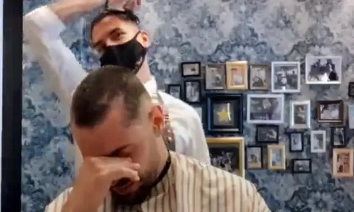 Συγκλονιστικό video: Κουρέας ξυρίζει το κεφάλι του – Αλληλεγγύη σε συνάδελφό του με καρκίνο (vid)