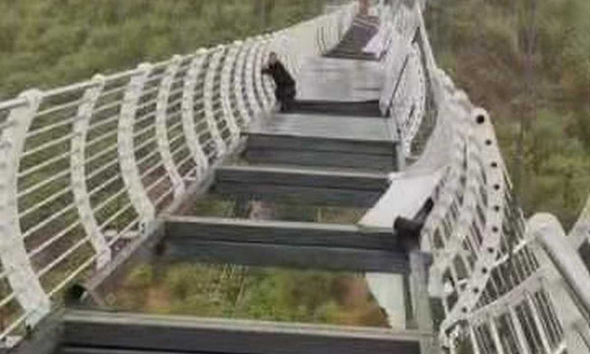 Viral: Γυάλινη γέφυρα στη Κίνα διαλύεται τη στιγμή που βρίσκεται πάνω ένας άνδρας