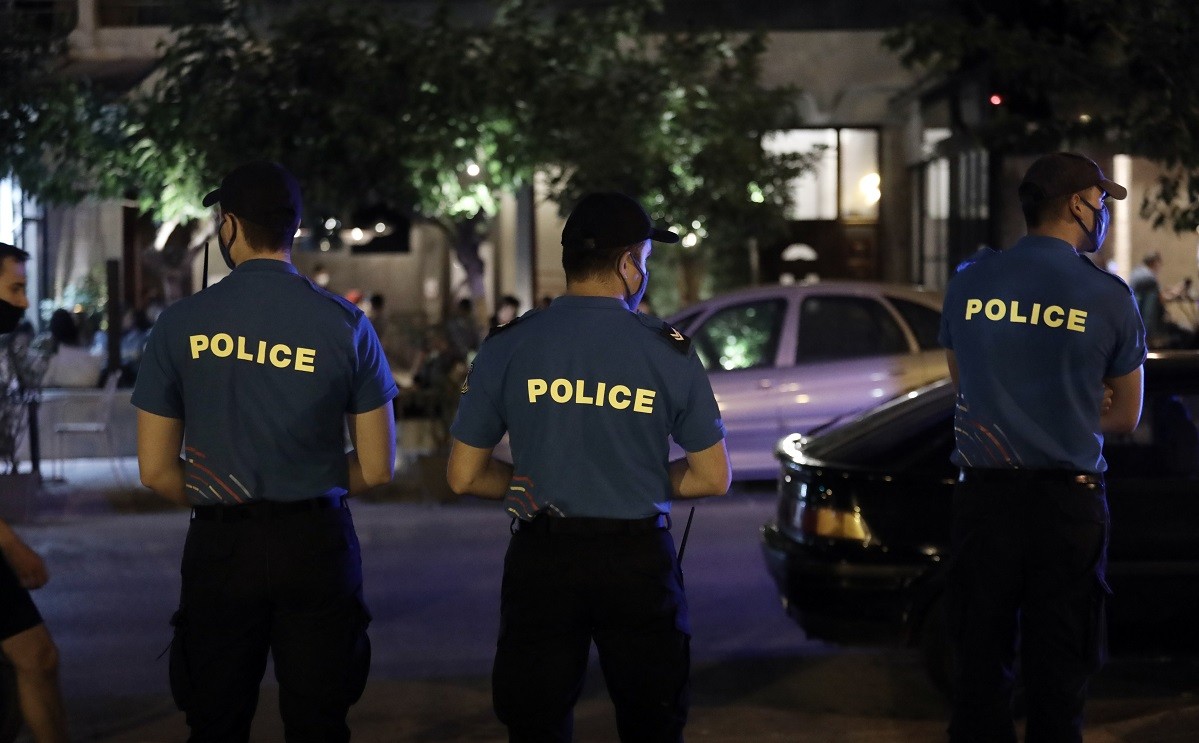 Σε μια προσπάθεια να μην έχουμε καταστάσεις παρόμοιες με άλλες περιοχές όπου υπήρχε συγχρωτισμός σε κεντρικές πλατείες στην Αγία Παρασκευή η αστυνομία πήρε μέτρα.