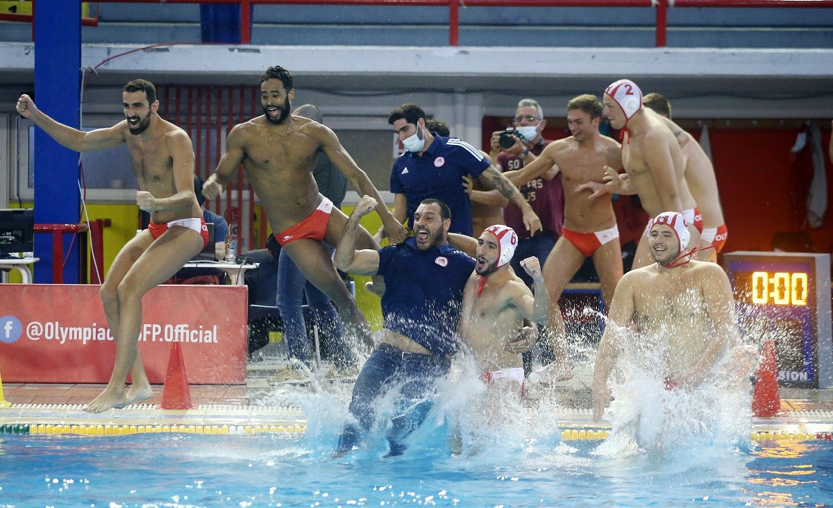 Ο...μόνιμος πρωταθλητής της Α1 ανδρών στο πόλο Ολυμπιακός, γιορτάζει την κατάκτηση του 9ου σερί τίτλου και με 3-1 νίκες συνολικά επί της Βουλιαγμένης