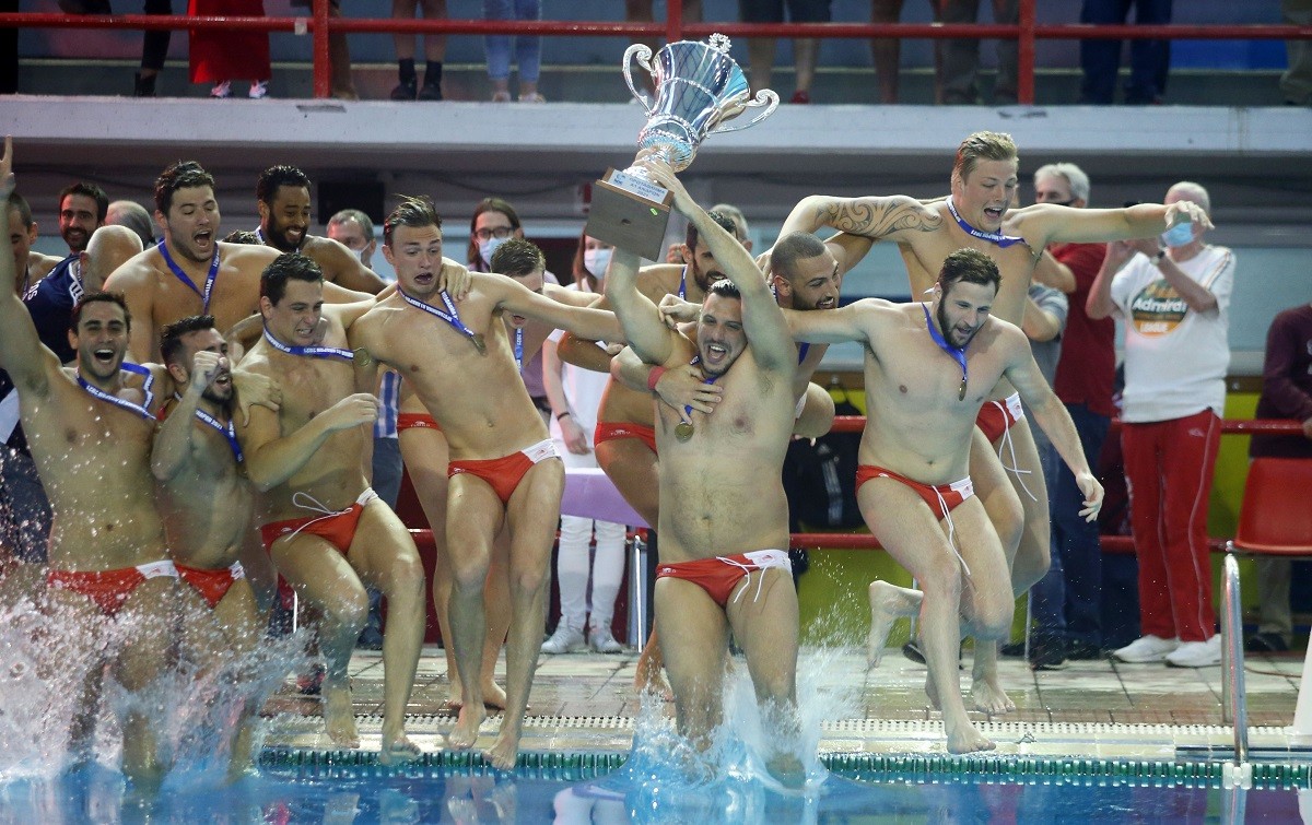 Ο...μόνιμος πρωταθλητής της Α1 ανδρών στο πόλο Ολυμπιακός, γιορτάζει την κατάκτηση του 9ου σερί τίτλου και με 3-1 νίκες συνολικά επί της Βουλιαγμένης