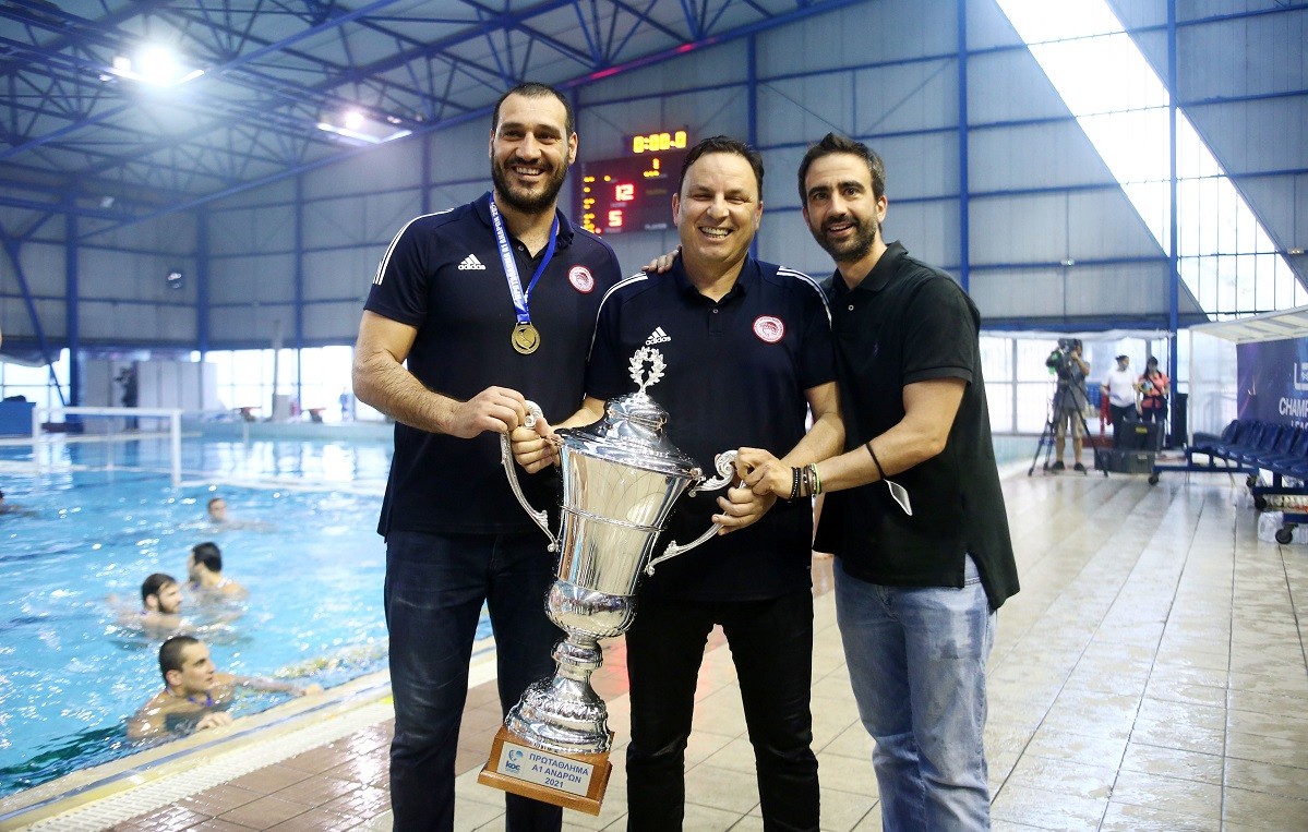 Ο...μόνιμος πρωταθλητής της Α1 ανδρών στο πόλο Ολυμπιακός, γιορτάζει την κατάκτηση του 9ου σερί τίτλου και με 3-1 νίκες συνολικά επί της Βουλιαγμένης