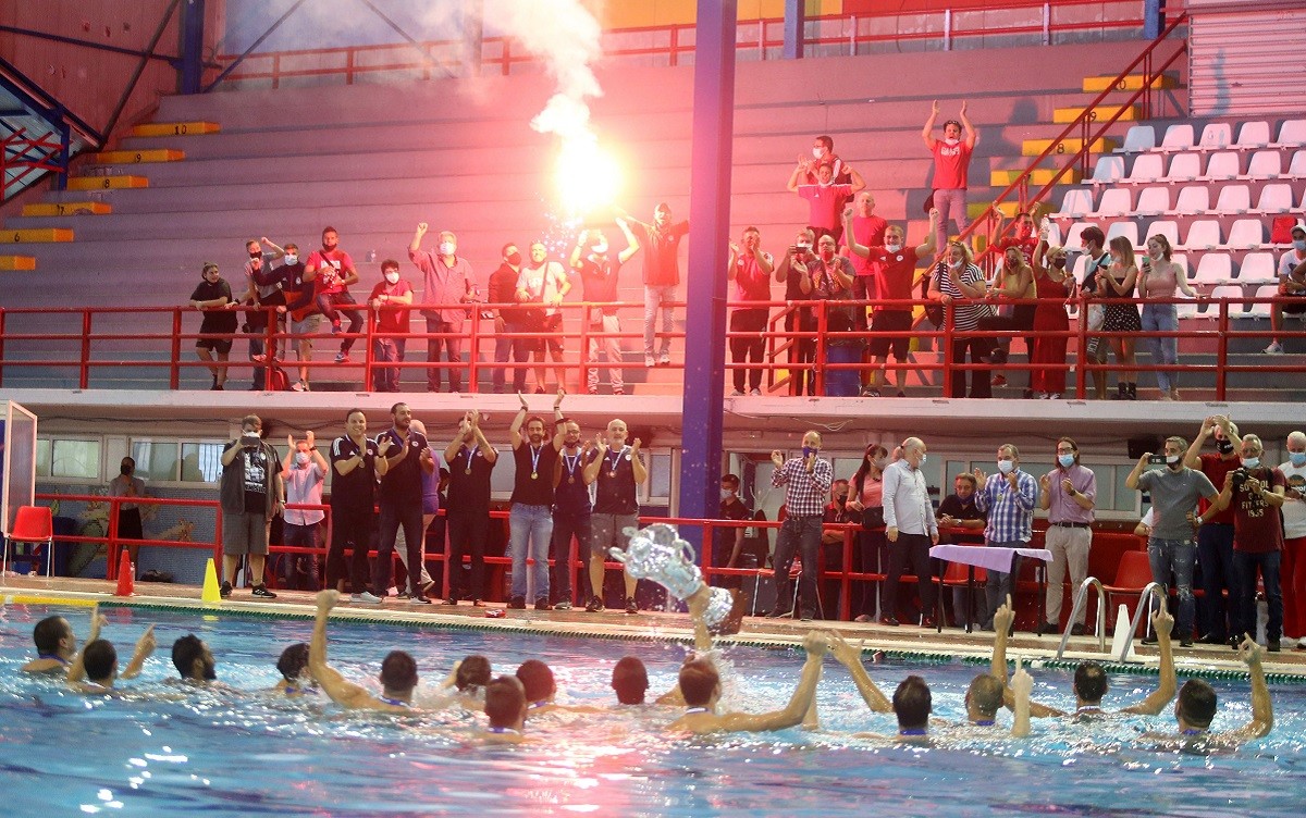 Ο...μόνιμος πρωταθλητής της Α1 ανδρών στο πόλο Ολυμπιακός, γιορτάζει την κατάκτηση του 9ου σερί τίτλου και με 3-1 νίκες συνολικά επί της Βουλιαγμένης