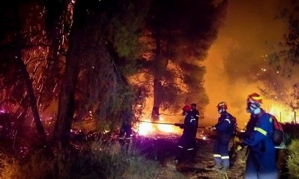Σχίνος Κορινθίας: Μαίνεται η φωτιά – Εκκενώθηκαν έξι οικισμοί και δύο Μονές