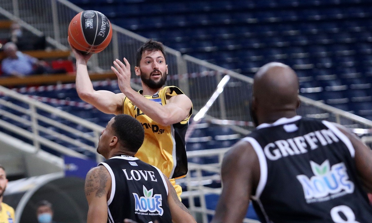 Η ΑΕΚ νίκησε τον ΠΑΟΚ (87-81), έκανε το 2-1 και πήρε την πρόκριση στα ημιτελικά των πλέι οφ αλλά το «φάλτσο» του Ηλία Κορομηλά χάλασε έναν εξαιρετικό αγώνα.