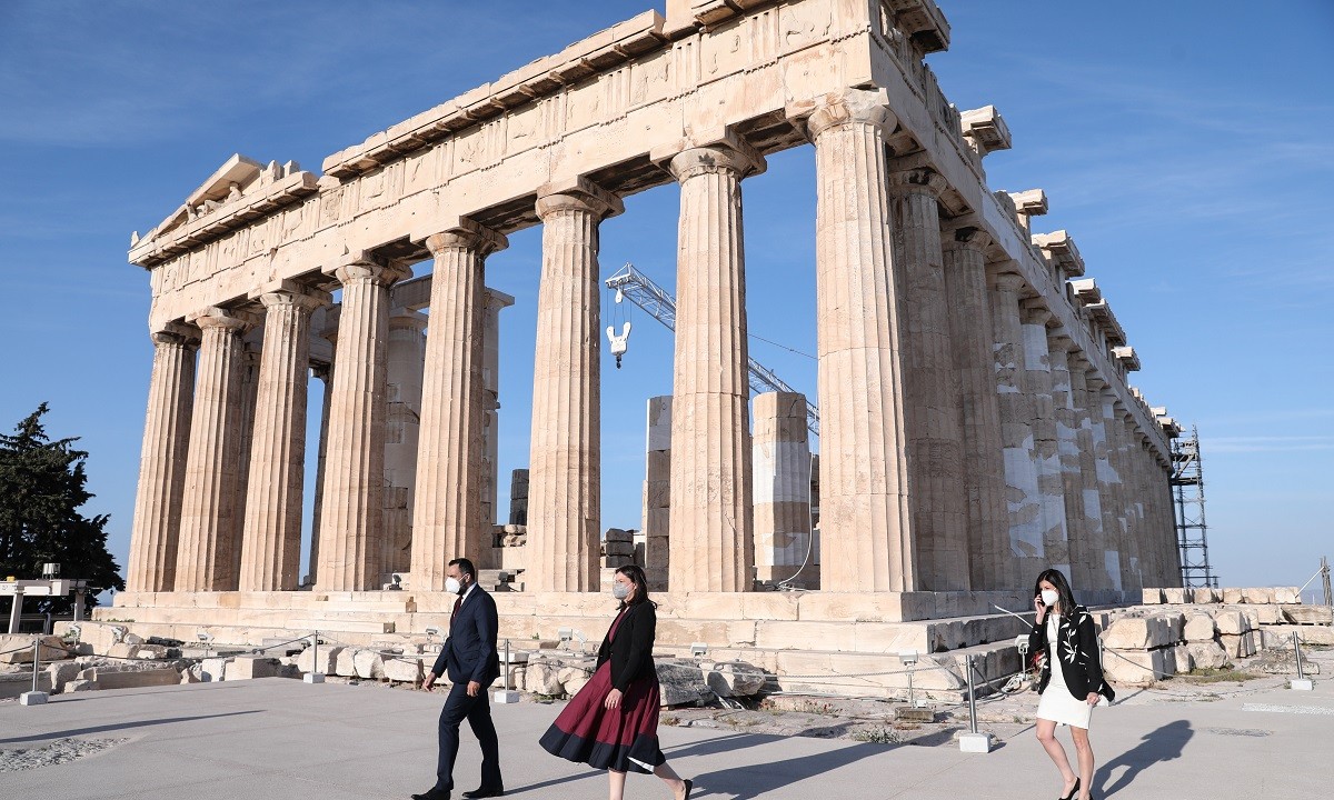 Το υπουργείο Πολιτισμού έβγαλε ανακοίνωση στην οποία έκανε γνωστό πως φίλοι του Ολυμπιακού εισέβαλαν στην Ακρόπολη.