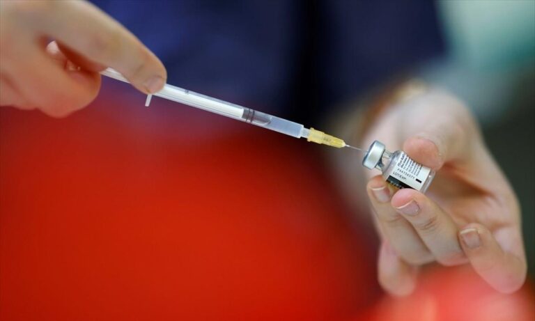 Φαρμακοβιομηχανίες κατά Μπάιντεν για την άρση των πατεντών στα εμβόλια