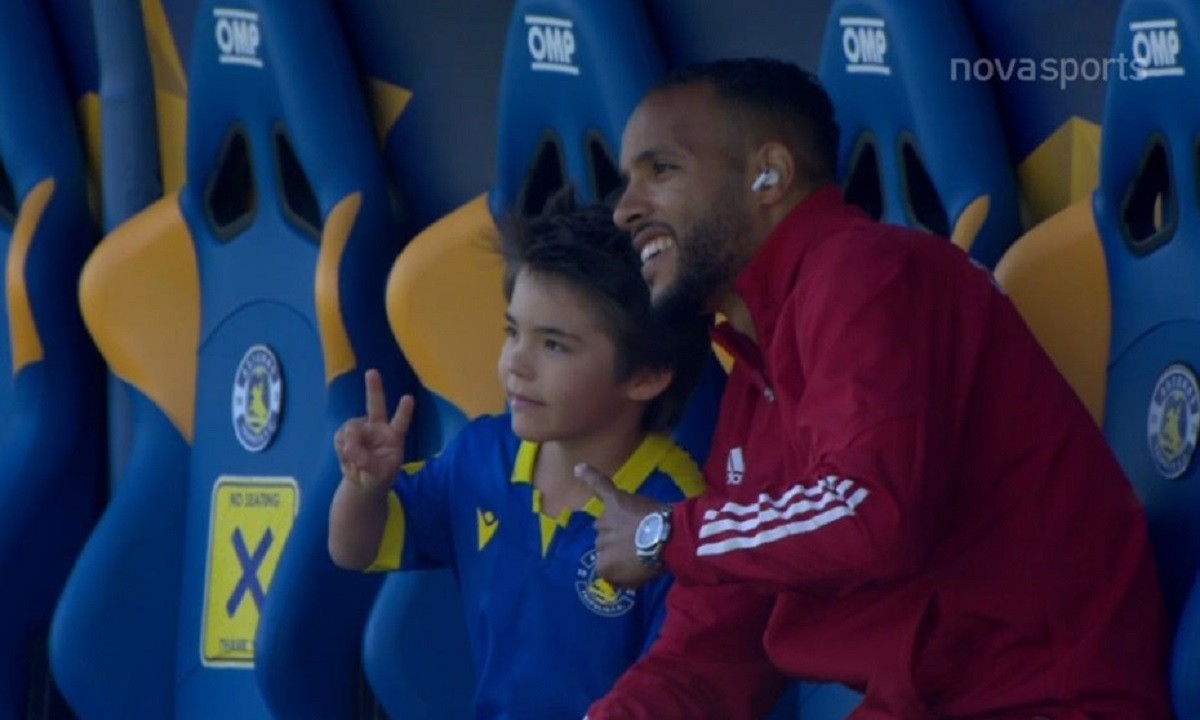 Αστέρας Tρίπολης-Ολυμπιακός: Λίγο πριν την έναρξη του αγώνα ο Ελ Αραμπί τα... είπε με τον γιο του Μπαράλες.
