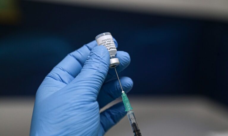 Εμβολιασμοί: Πότε θα είναι διαθέσιμα όλα τα εμβόλια για τους 18-29
