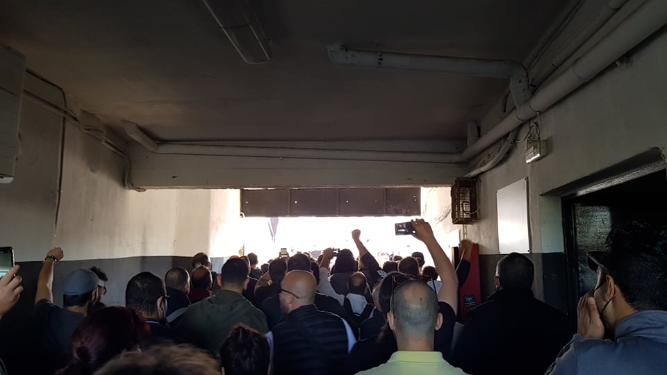 >Ο ΠΑΟΚ αντιμετωπίζει αύριο στον τελικό του Κυπέλλου Ελλάδας τον Ολυμπιακό, ο κόσμος βρίσκεται τώρα στην Τούμπα