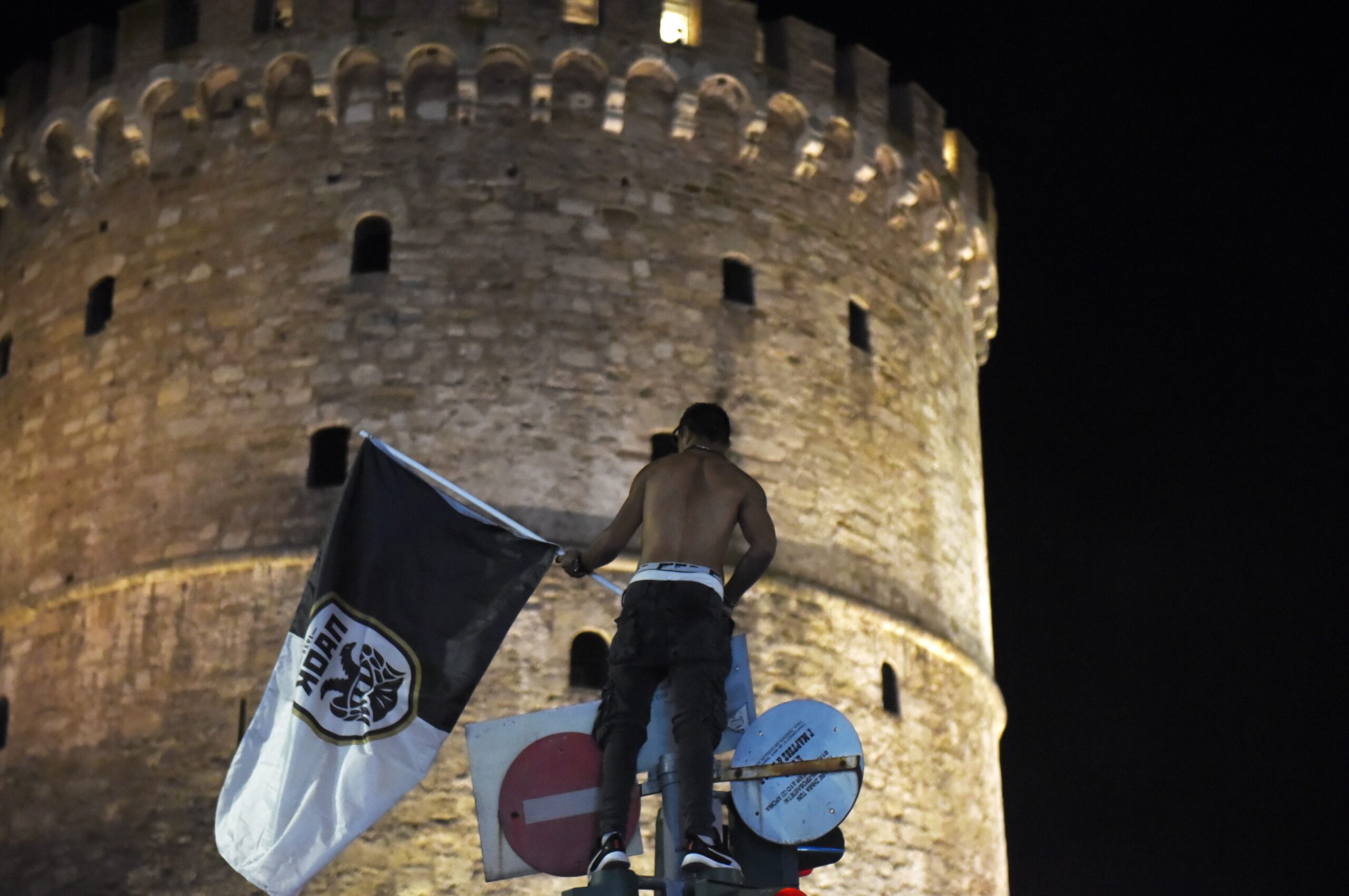 Ο ΠΑΟΚ νίκησε τον Ολυμπιακό με 2-1, κατέκτησε το όγδοο Κύπελλο στην ιστορία του και οι οπαδοί του πανηγυρίζουν στο Λευκό Πύργο.