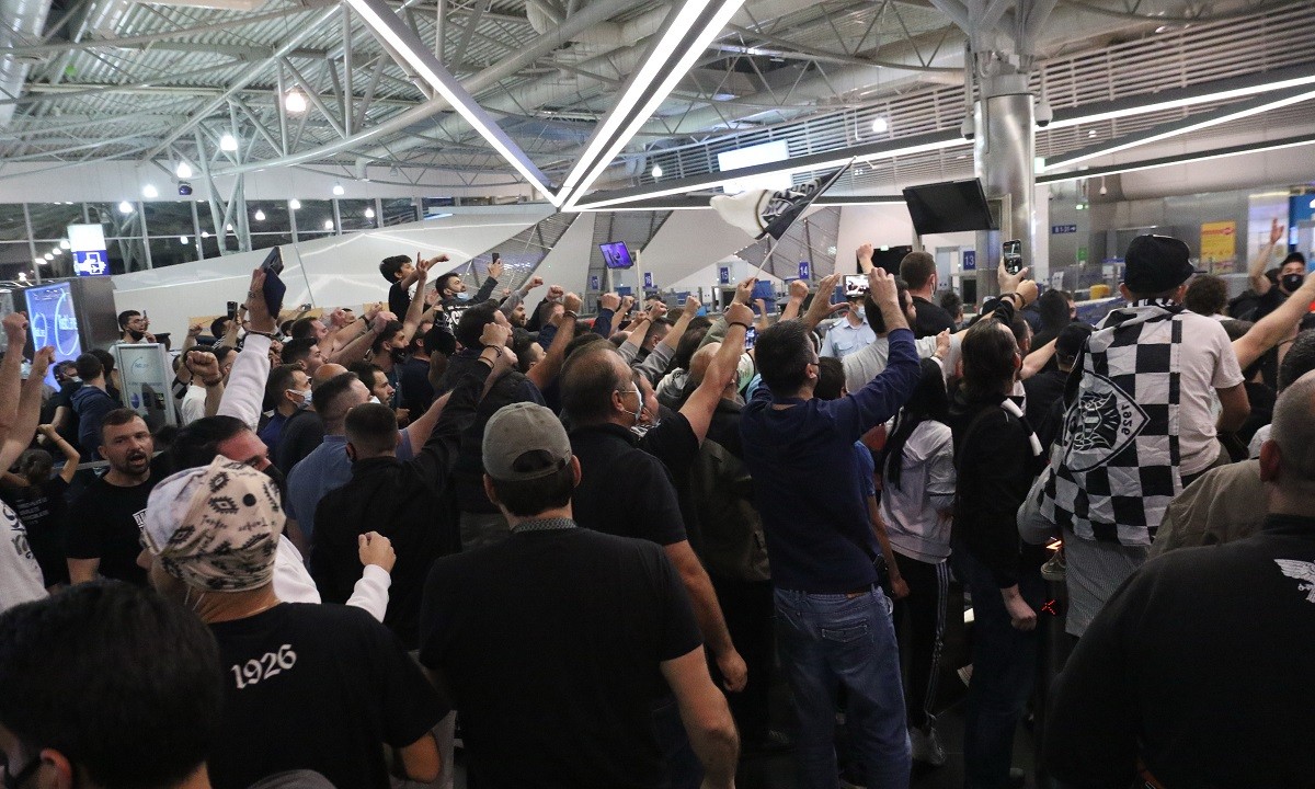 ΠΑΟΚ: Τρελάθηκαν οι οπαδοί – Σήκωσαν στις πλάτες τους τον Βιεϊρίνια στην Αθήνα (vid)