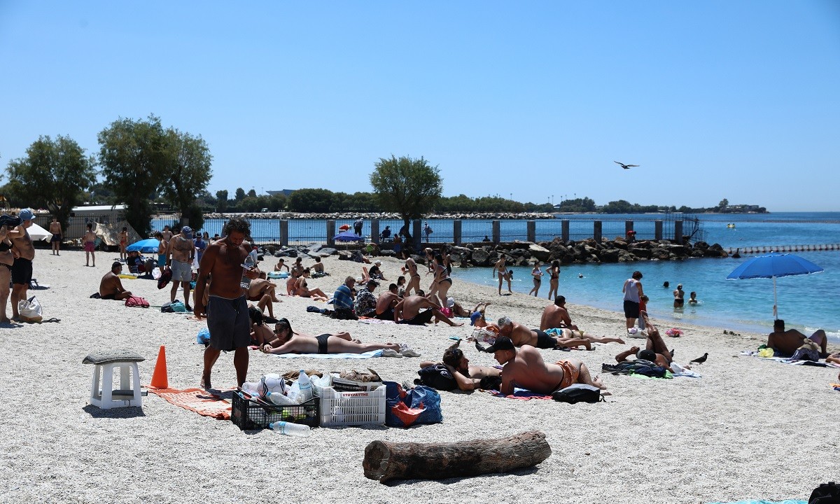 Γέμισαν οι παραλίες σε Αθήνα και Θεσσαλονίκη (vids)