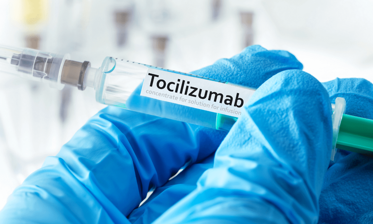 Οι επιστήμονες δίνουν εξαιρετικά νέα στη μάχη κατά του κορονοϊού. Το φάρμακο με την ονομασία tocilizumab μπορεί να αποδειχθεί σωτήριο.