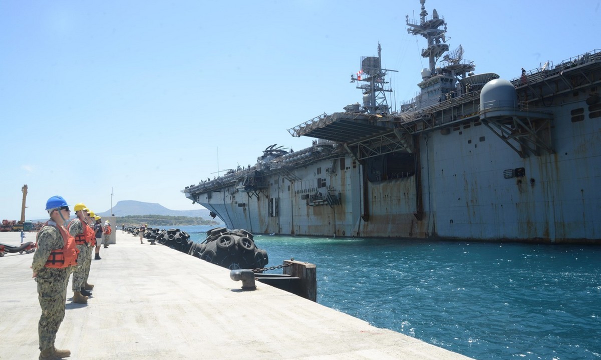 Το USS Iwo Jima έδεσε στην ναυτική βάση στη Σούδα, στα Χανιά Κρήτης, ώστε να υποβληθεί σε εργασίες συντήρησης και ανεφοδιασμού.