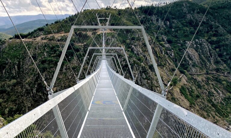 Viral: Στην Πορτογαλία η μεγαλύτερη κρεμαστή πεζογέφυρα στον κόσμο (vid)