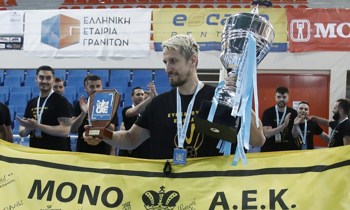 Μετά από ένα παιχνίδι με χαρακτήρα ντέρμπι ως τη λήξη του η ΑΕΚ ήταν εκείνη που πανηγύρισε στο τέλος, κατακτώντας το Κύπελλο Ελλάδας στο χάντμπολ των ανδρών.