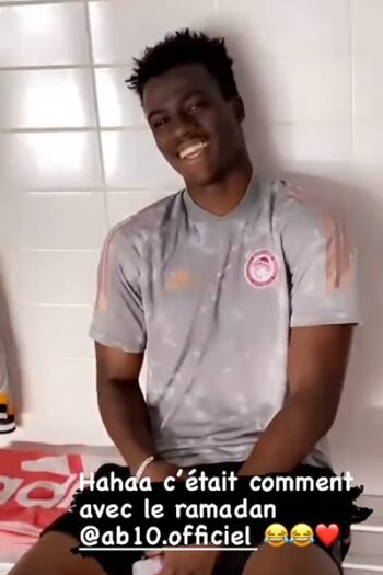 Ο Αλγκασίμ Μπα προπονείται μόνος του στο Ρέντη ενώ ο φίλος του Μαντί Καμαρά έδωσε και ένα πλάνο φορώντας την ερυθρόλευκη στολή προπόνησης.