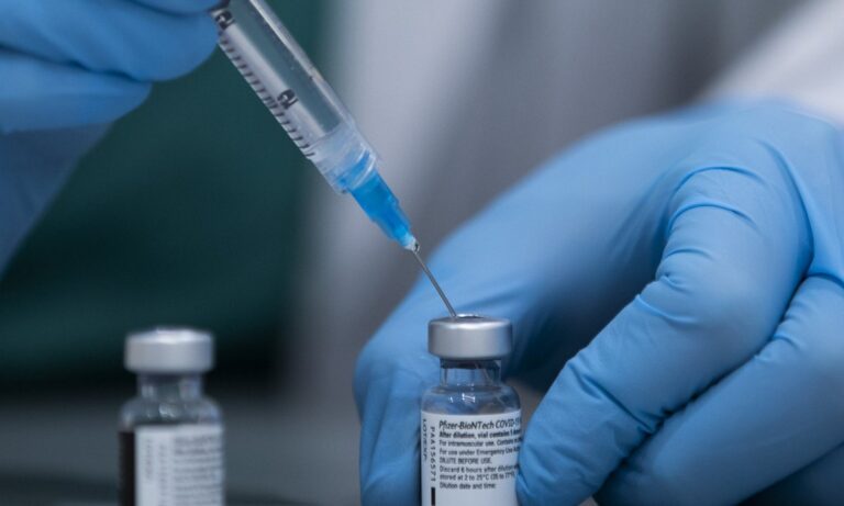 Εμβόλια: Τα ποσοστά στα αντισώματα όσων εμβολιάζονται με Pfizer ή AstraZeneca