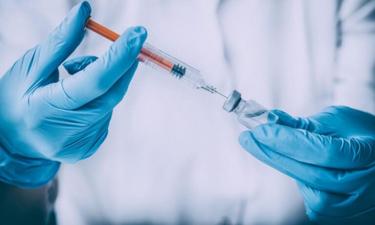 Κορονοϊός: Οι Γάλλοι εμβολιάζουν και έφηβους 16 και 17 ετών