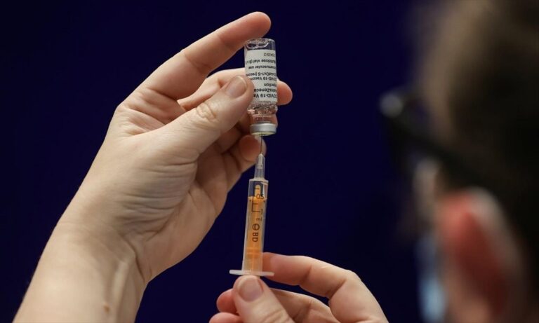 Εμβόλιο AstraZeneca: Πότε υπάρχει κίνδυνος για περισσότερες παρενέργειες