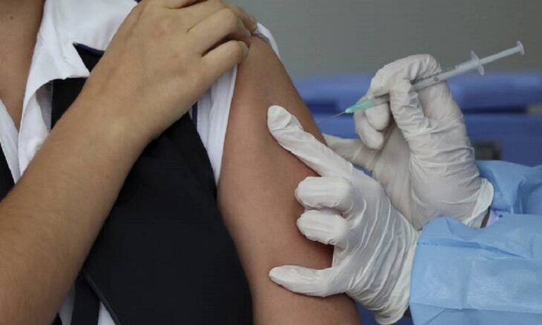 Εμβολιασμοί: Ανοίγει η πλατφόρμα για τους άνω των 18 σε 19 νησιά – Ποιο εμβόλιο θα κάνουν