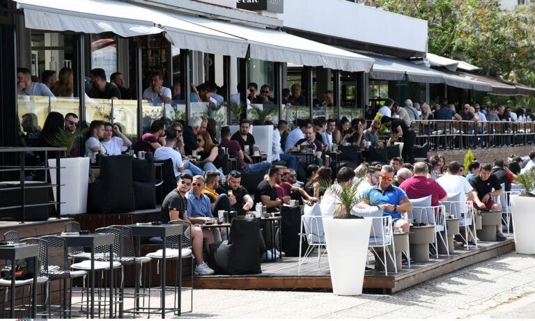 Εστίαση: Γέμισαν από κόσμο καφέ και εστιατόρια σε Αθήνα και Θεσσαλονίκη (vid+pics)