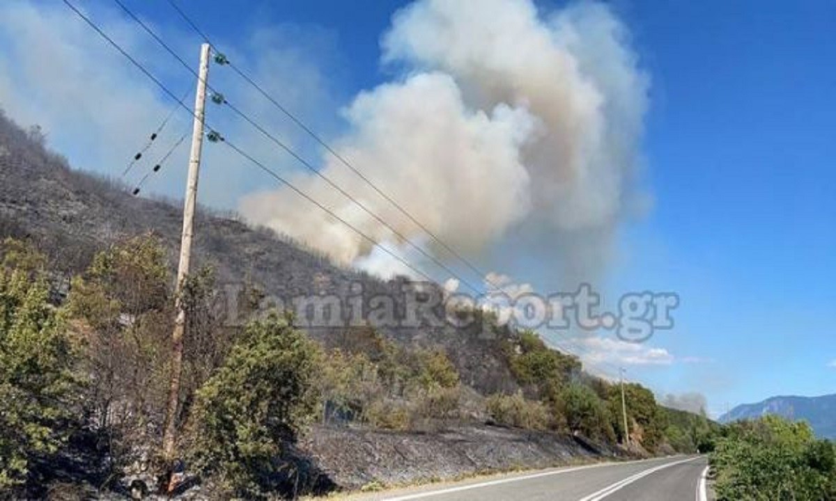 Φωτιά στη Μακρακώμη: Απειλούνται σπίτια - Έκλεισε η Εθνική Οδός