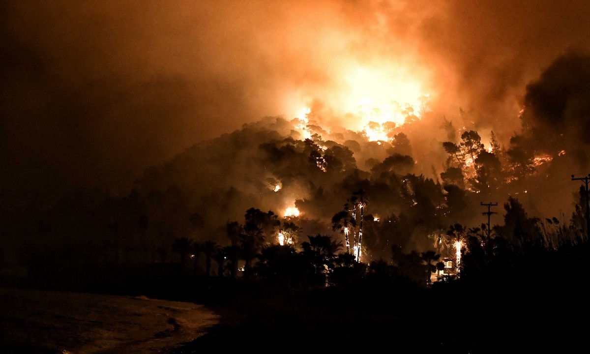 Φωτιά Κορινθία: Οι ελπίδες στα εναέρια μέσα – Στάχτη 20.000 στρέμματα