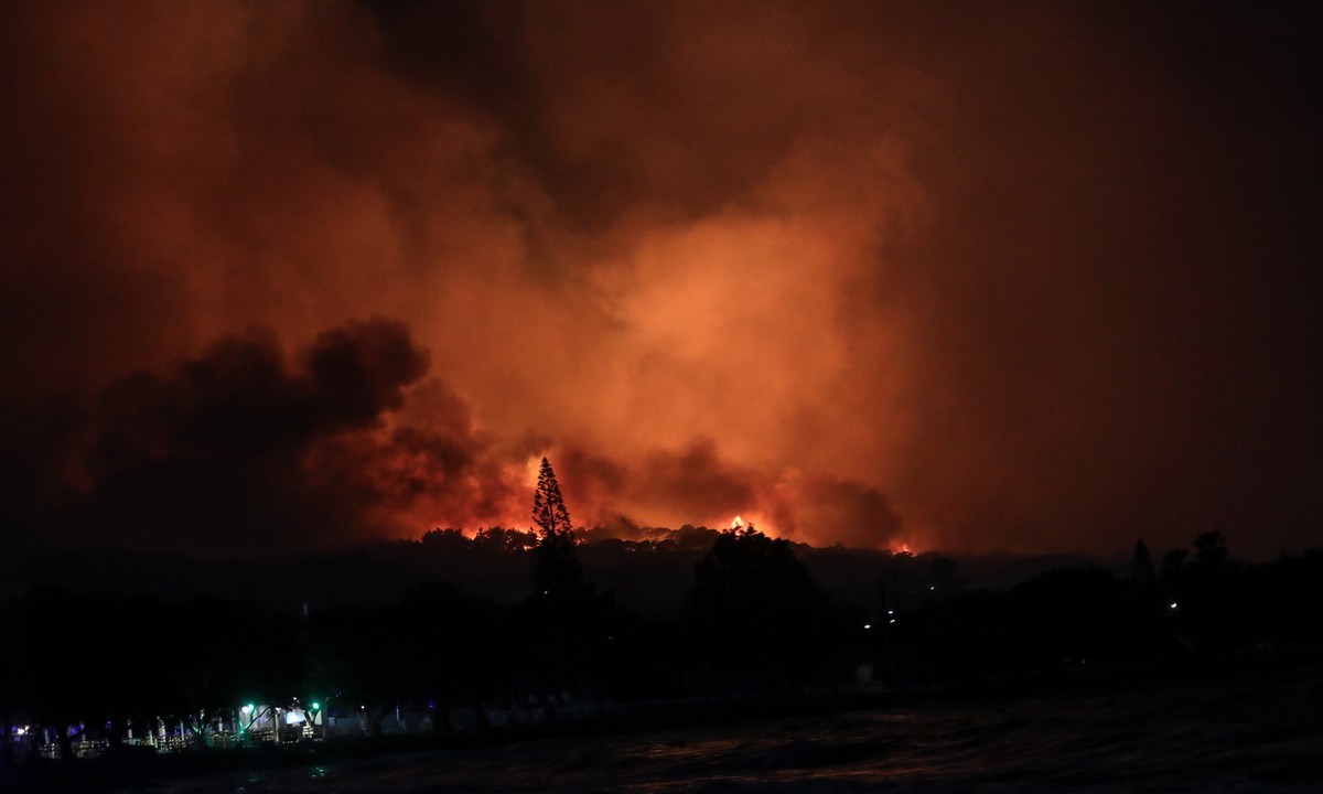 Φωτιά: Η πυρκαγιά που ξέσπασε στον Σχίνο το βράδυ της Τετάρτης καίει τα πάντα στο πέρασμά της: Σπίτια, περιουσίες και δάση.