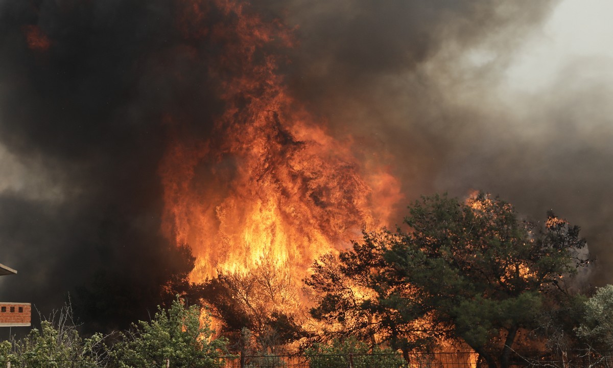 Φωτιά Κορινθία: Πάνω από την Κινέτα οι φλόγες – Κάηκαν σπίτια
