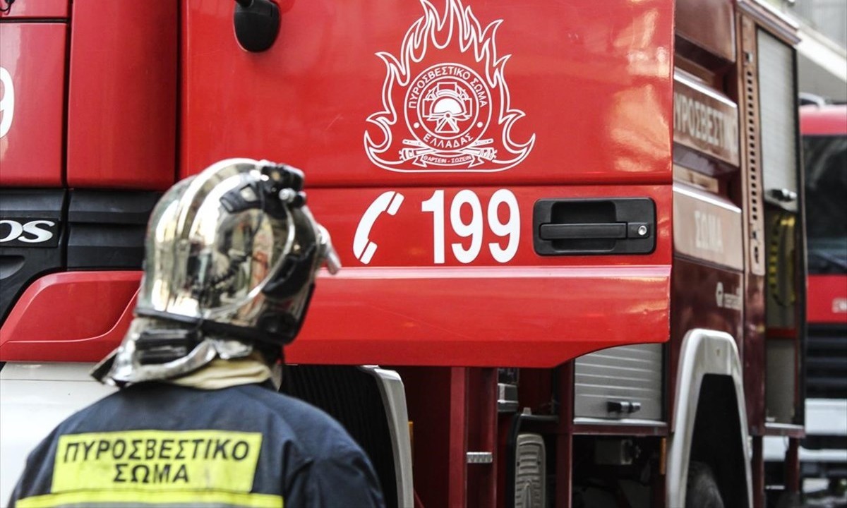 Φωτιά στη Βραυρώνα, δεν απειλούνται σπίτια