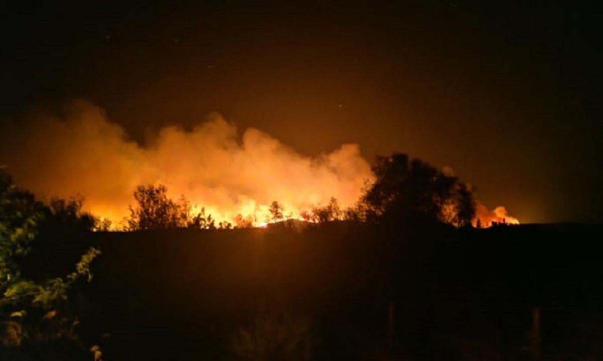 Σχίνος Κορινθίας: Μεγάλη φωτιά – Δόθηκε εντολή εκκένωσης οικισμού
