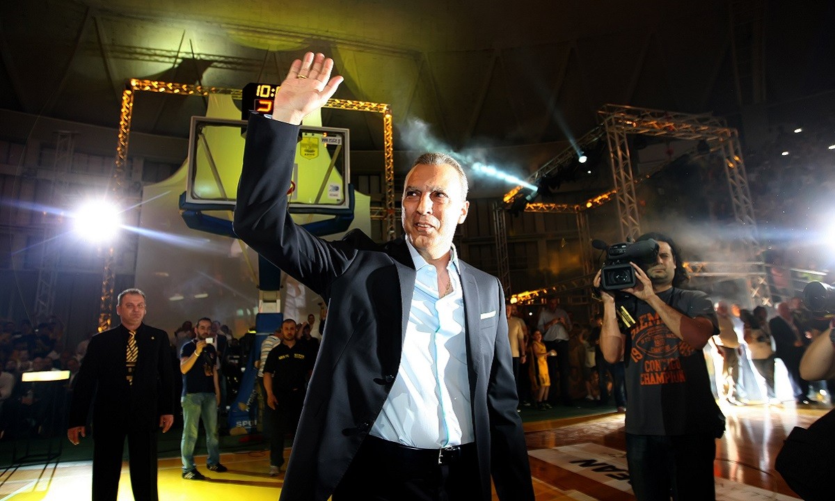 Ο Νίκος Γκάλης είναι ο μεγαλύτερος Έλληνας αθλητής όλων τον εποχών με την επιρροή του στην κοινωνία να είναι τεράστια ακόμη και σήμερα.
