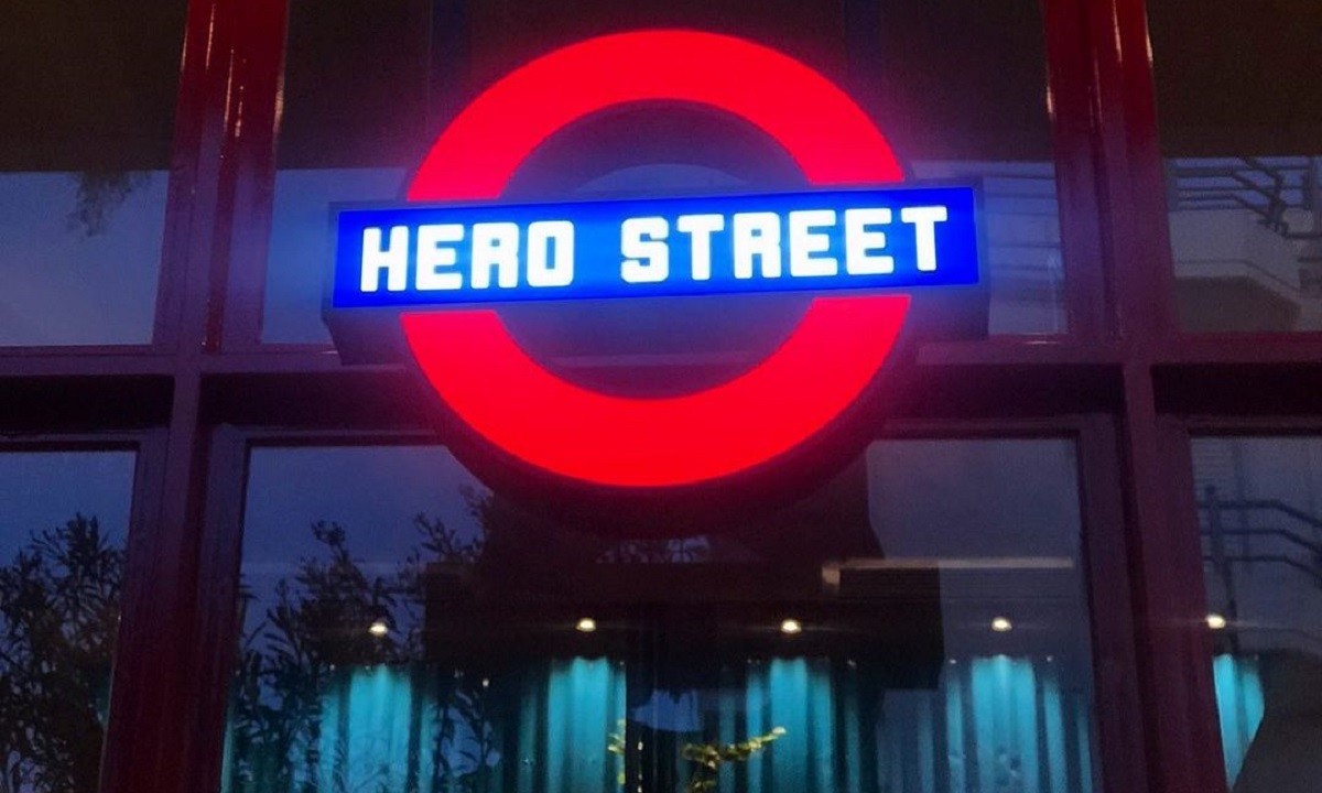 Hero Street: Το πιο Brit 80s & 90s στέκι