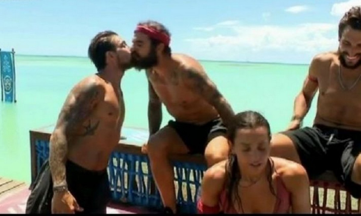Survivor 4/5: Το χθεσινό επεισόδιο τα είχε όλα και δεν έλειψαν μέχρι και τα φιλιά στο στόμα! Πρωταγωνιστές ήταν ο Ηλίας και ο Τριαντάφυλλος.