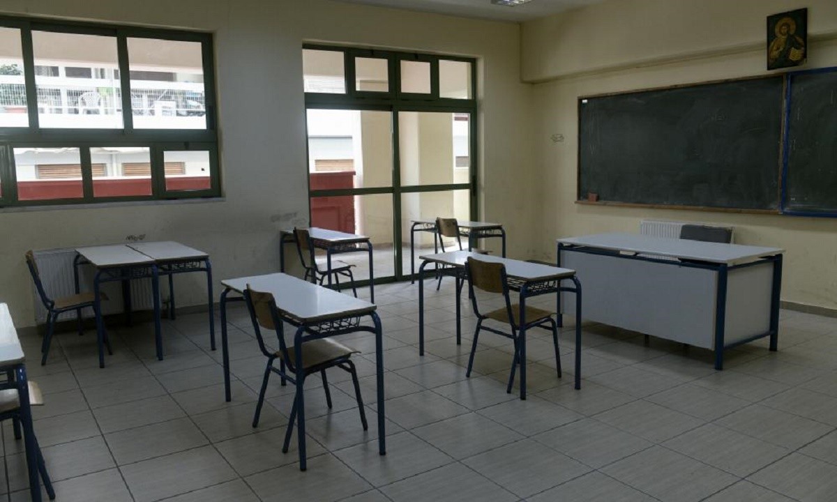 Κορονοϊός: Αρνήτρια καθηγήτρια μήνυσε διευθυντή σχολείου (vid)