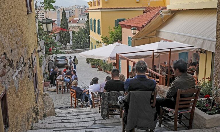 «Ξηλώνεται» το lockdown μετά από σχεδόν επτά μήνες, που καθήλωσε τους Έλληνες πολίτες στα σπίτια τους, υποχρεώνοντάς τους να στέλνουν SMS