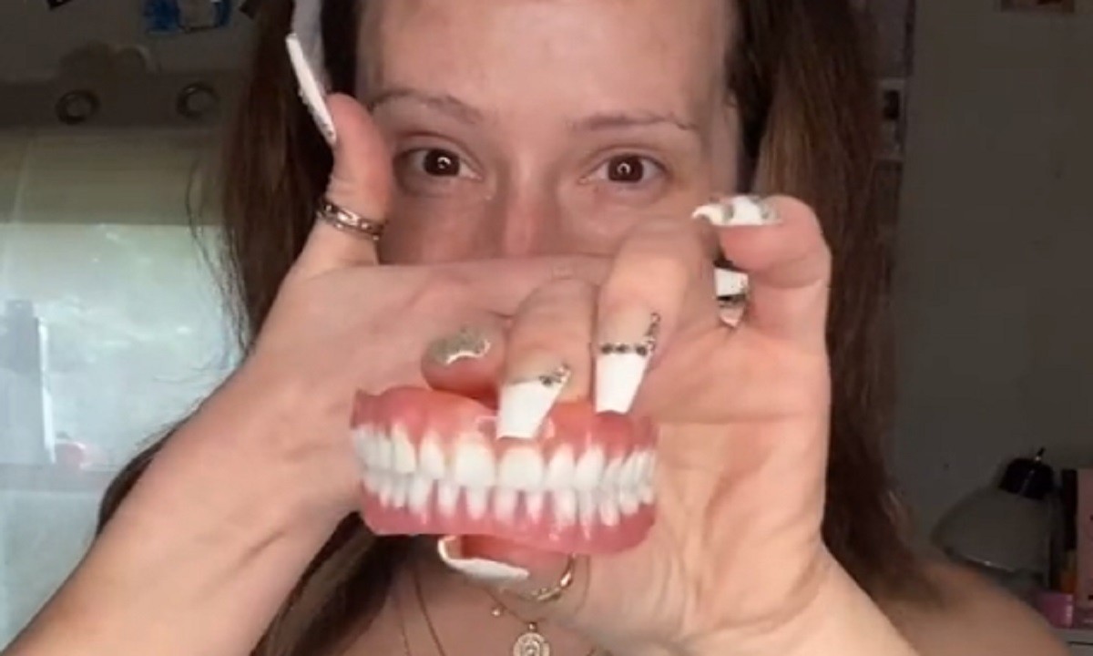 Aπίστευτο πως αλλάζει μία γυναίκα χωρίς δόντια όταν βάλει μασέλα και χρησιμοποιήσει το σωστό μέικ απ.