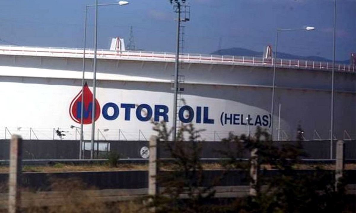 Motor Oil: Φωτιά στις εγκαταστάσεις – Φλόγες ορατές από την παλιά Εθνική Οδό