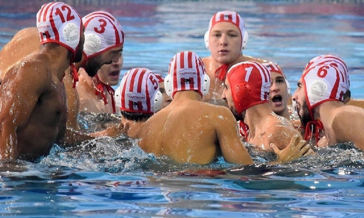 Στους τελικούς του πρωταθλήματος της Α1 πόλο των Ανδρών πέρασε ο Ολυμπιακός, μετά τη νίκη του με 15-10 επί του Απόλλωνα Σμύρνης.