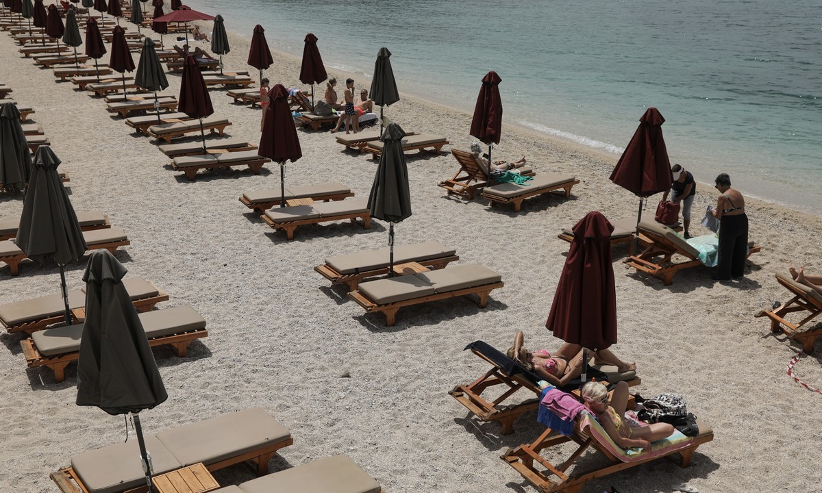 SMS 13033: Το Σάββατο (8/5) ανοίγουν οι οργανωμένες παραλίες και τα beach bar, χωρίς μουσική και με αποστάσεις ανάμεσα στις ομπρέλες. 